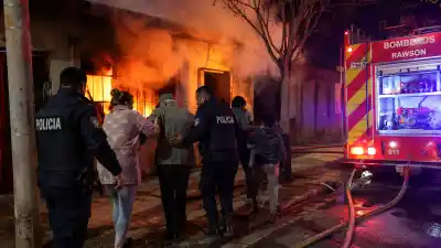 Una familia quedó atrapada en un incendio en Rawson y la policía la rescató: hay una mujer herida