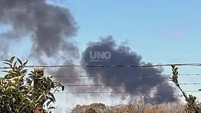 Un manto negro de humo invadió la siesta santafesina y obligó a un operativo de emergencia