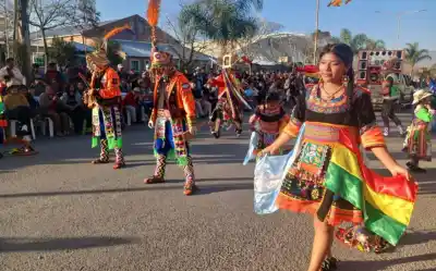 El desfile que paralizó Alto Comedero: más de 38 fraternidades celebraron la independencia de Bolivia