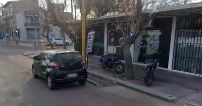 Pateó la puerta de una barbería, escondió una mochila y lo atraparon a las pocas cuadras