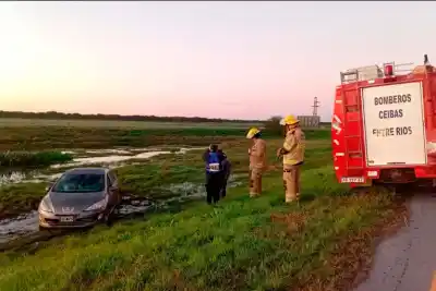 Un Peugeot 408 terminó en los bañados de la Ruta 14: el conductor y sus acompañantes, ilesos