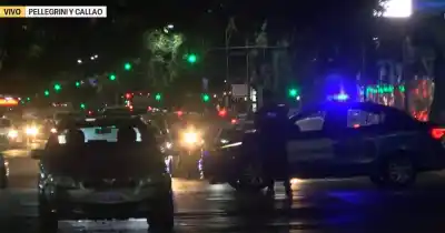 Impacto y fuga en pleno centro: un repartidor quedó en el piso y el conductor no se detuvo