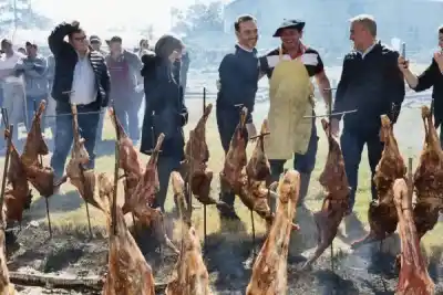 El secreto del norte correntino: 300 corderos a la estaca y un gobernador que apuesta todo a la producción ovina