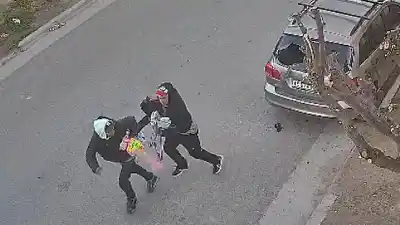 Dos encapuchados atacaron a piedrazos una camioneta en pleno domingo y escaparon con todo