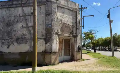 Cayó una pared y el Concejo exige respuestas: la edificación frente a una escuela que preocupa a todos