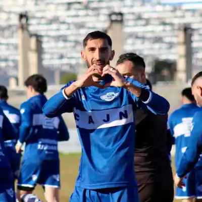El Lobo desató su furia: goleó a Petroquímica y aprovechó el tropezón de Rada Tilly para trepar a la cima