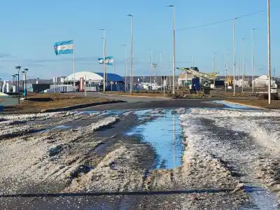 La rotonda del avión se convirtió en una pista de hielo y un policía terminó volcando