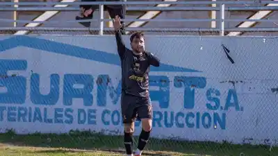 El golazo de tijera que hizo explotar las redes: el 'Pato' Cruz y su obra de arte en el Federal A
