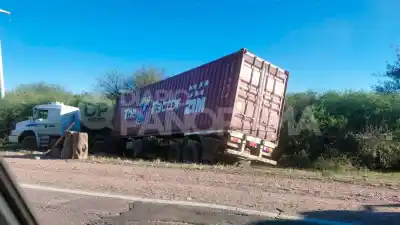 Susto en la Ruta 34: un acoplado se desprendió y quedó tirado al costado de la calzada