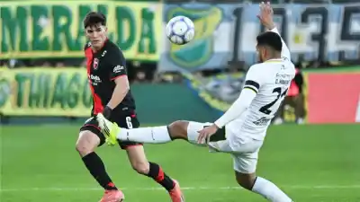 El cabezazo de Gianetti que encendió la esperanza de Newell's en un partido de locos