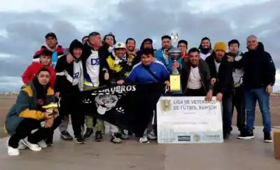 Juventud Unida se coronó en la Copa de Oro del fútbol de veteranos en Rawson