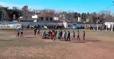 Un sábado violento: expulsado, agredió al árbitro de un puñetazo y la policía lo detuvo