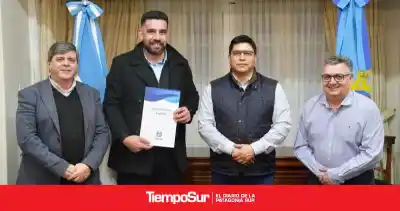 Firmaron el acuerdo para construir 10 viviendas en Cañadón Seco: ¿qué dijeron Vidal y Galarza?