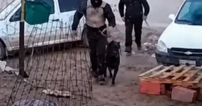 Irrupción violenta en Caleta Olivia: encapuchados balearon una casa y atacaron a un albañil