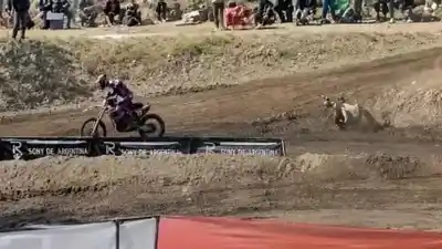 Impactante momento en el Motocross: una moto atropelló a un fotógrafo en plena carrera