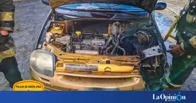 Alerta en Río Gallegos: un Renault Clio se incendió en plena calle y Bomberos evitó la tragedia