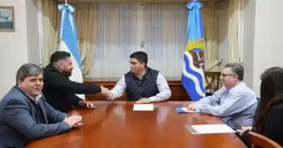 Santa Cruz firma acuerdo para levantar 10 viviendas en Cañadón Seco con fondos UNIRSE