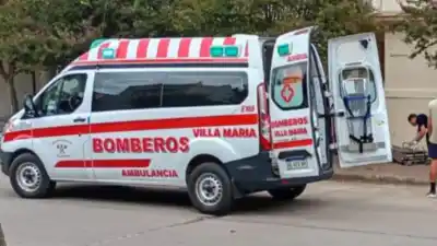Un joven terminó con serias lesiones tras una caída en su moto en pleno centro de Villa María