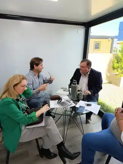 Recorrida en el Parque Industrial de Goya: el potencial de las casas industrializadas que llamó la atención de un funcionario provincial