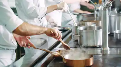Los cocineros de casas particulares reciben un aumento salarial: cuánto cobran desde marzo