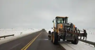 El frío extremo en Santa Cruz: así trabajan los equipos viales para mantener las rutas transitables