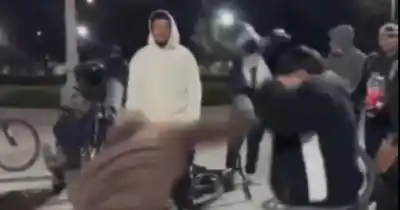 Un influencer armó un ring de boxeo en Plaza Moreno y la policía lo desalojó con un arma de alto calibre
