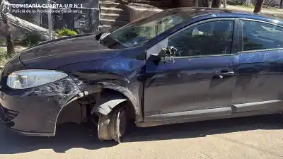 Un Renault Fluence terminó contra dos autos estacionados y el conductor quedó detenido