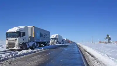 El drama de los 1.581 camioneros varados en Neuquén: la nieve no da tregua y la espera se vuelve eterna