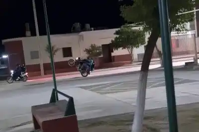 Alerta en Campo Gallo: motociclistas ponen en riesgo a peatones con peligrosas acrobacias en pleno centro