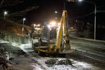 Operativo Invierno en Ushuaia: así despejan el hielo en la avenida Héroes de Malvinas