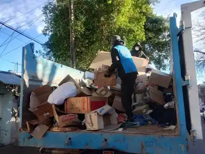 Acumulaba basura en su casa de Rosario: ya retiraron 10 camiones y la mitad del inmueble sigue repleta