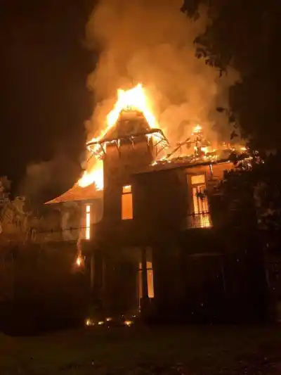 El Château San Miguel envuelto en llamas: las fotos que muestran la magnitud del incendio