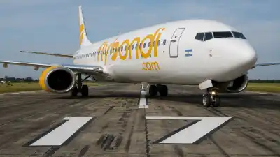 Flybondi sigue volando: la ANAC le renovó la habilitación y los pasajeros esperan respuestas