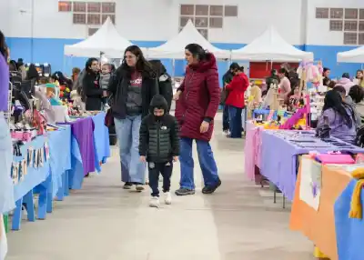 El Mercado en tu Barrio volvió a Río Grande: precios accesibles y juguetes para el Mes de las Infancias
