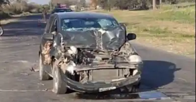Impacto tras un camión en la ruta 1: el conductor del auto terminó en el hospital