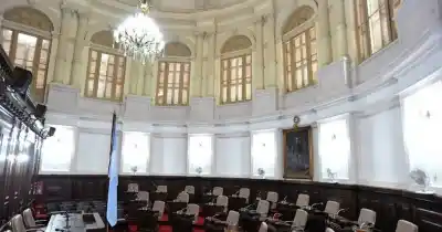 Vuelve el Concejo: agua marrón, fotomultas y una polémica declaración de emergencia que agita la previa
