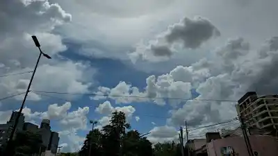 Pronóstico en Santiago: El sábado llega un respiro del calor, pero el domingo trae una sorpresa