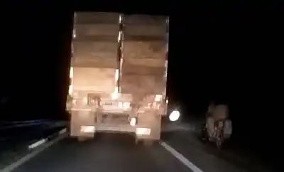 La noche en la Ruta 38: filmaron a una moto sin luces esquivando un camión