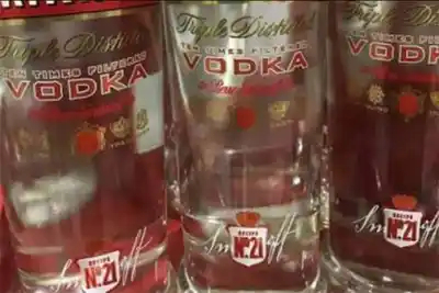 Misterio en Concordia: buscan a los dueños de 264 botellas de vodka y un bote abandonados