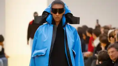 Loewe desata una tormenta de estilo en París con una colección que nadie vio venir