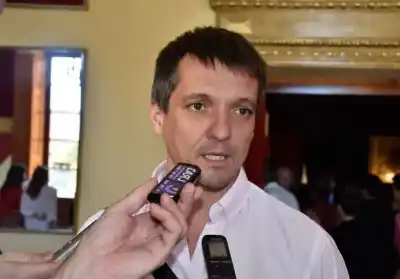 El exintendente radical que se coló en el lanzamiento de la escuela libertaria de Ravier
