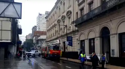 Alerta máxima en un colegio del centro: evacuaron a todos tras una emergencia inesperada