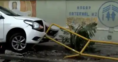 El insólito motivo por el que un auto terminó incrustado contra una escuela en Rosario