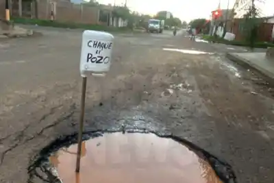 El insólito cartel que apareció sobre un pozo en Bella Vista y desnuda la falta de gestión municipal