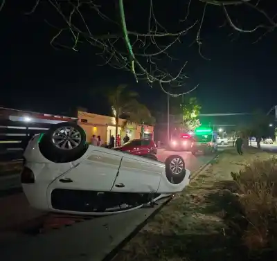 Un auto terminó dado vuelta en plena avenida Santa Rosa y el conductor fue trasladado de urgencia