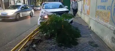 Un descuido al abrocharse el cinturón terminó en un choque contra una escuela en Rosario