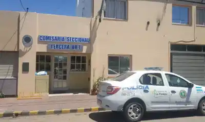 Iba con el rostro cubierto y al ver a la policía intentó escapar: terminó detenido en Santa Rosa