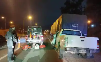 Impactó de lleno contra un camión estacionado en la Ruta 9: qué se sabe del conductor