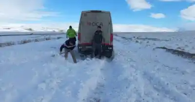 La nieve sorprendió en Santa Cruz y la Caminera tuvo que rescatar a dos vehículos varados