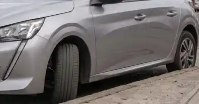 La maniobra al estacionar que puede arruinar tus neumáticos sin que lo sepas